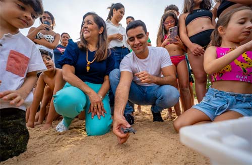 JHC acompanha soltura de mais de 100 tartarugas na praia de Guaxuma