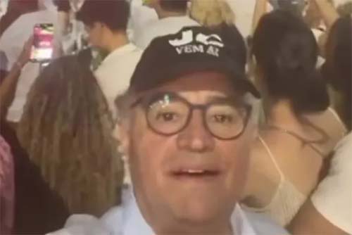 João Caldas Sinaliza Retorno à Política com Acessório Simbólico em Vídeo de Ano Novo