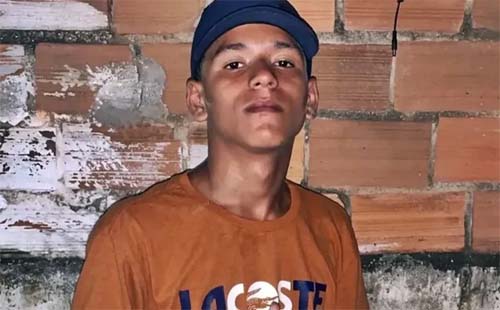 Adolescente de 16 anos é morto com vários disparos de arma de fogo e primo fica ferido