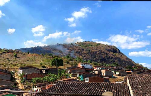 Cartão postal de Joaquim Gomes agoniza em chamas; incêndio atinge parte da vegetação da Serra do Búfalo