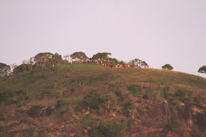Muita gente ignorou o distanciamento social para viver a tradição de subir a Serra do Búfalo na Sexta-feira da Paixão