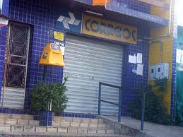 Dupla assalta agência dos Correios e foge com arma de vigilante