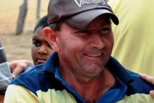 Pai morre e filha fica ferida em acidente entre moto e carro provocado por farol alto