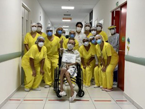 Idoso Curado do Covi-19 recebe alta do Hospital da Mulher