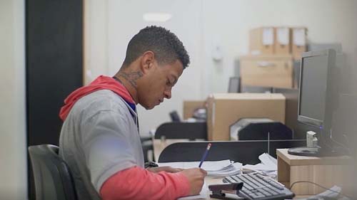 Na pandemia, jovens aprendizes sofrem com falta de vagas e espaços de convivência