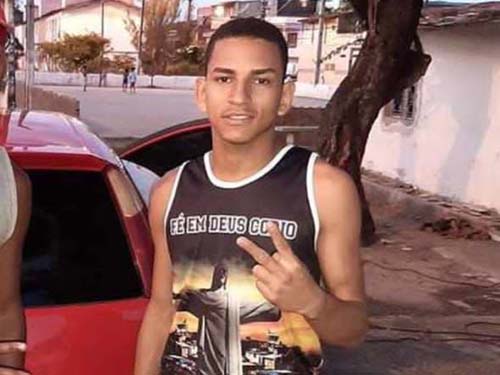Jovem é morto com mais de dez tiros em bairro de Maceió; crime assustou moradores