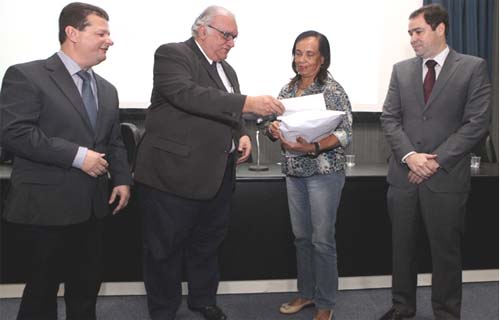 Cartórios recebem papel de segurança para impressão de certidões