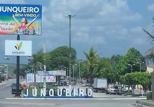 Homem agride dono de bar, quebra objetos e ameaça policiais em Junqueiro