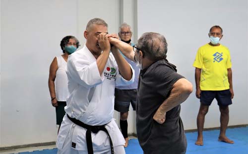 Sesc Alagoas promove aulas de caratê para idosos