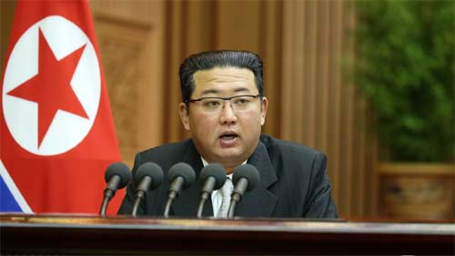 Kim Jong-un: Pyongyang continuará a desenvolver armas ofensivas
