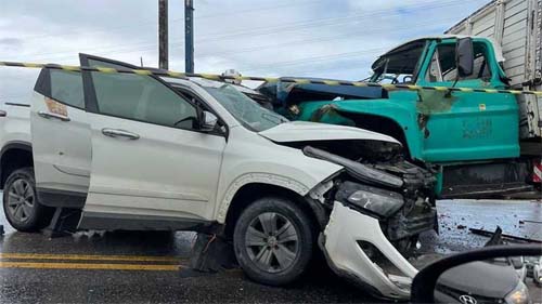 Acidente entre carro e caminhão deixa uma pessoa presa às ferragens