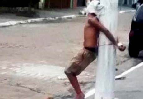 Suspeito de assalto é amarrado a poste e agredido no Poço