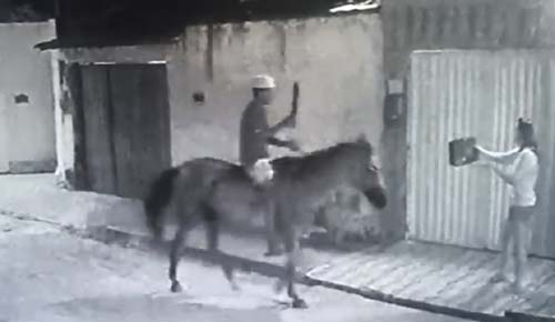 Polícia prende 'ladrão do cavalo' que assaltava moradores na parte alta de Maceió