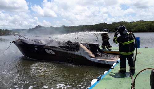 Lancha pega fogo em píer em Marechal Deodoro; ninguém ficou ferido