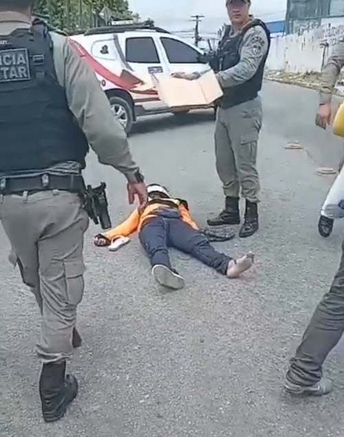 Suspeito se entrega à polícia após matar homem durante assalto no Barro Duro