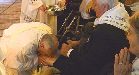 Papa Francisco lava pés de idosos e doentes