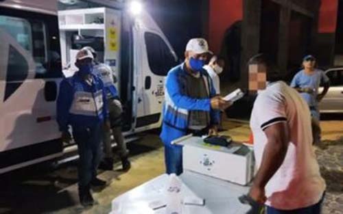 Três condutores são pres