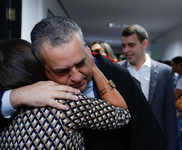 Alfredo Gaspar recebe alta médica após ser curado da Covid-19