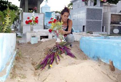 Motociclista assassinado em briga de trânsito é enterrado 
