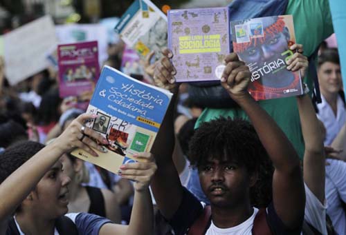 Ministério da Educação pode descartar 2,9 milhões de livros didáticos que nunca foram usados