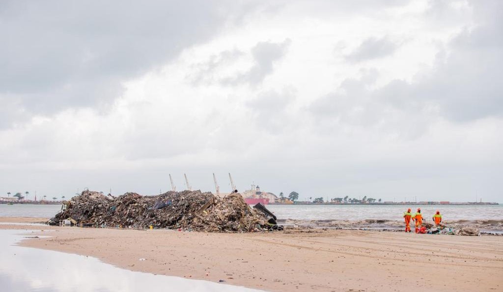 Após chuvas, Prefeitura de Maceió remove 200 toneladas de lixo da Praia da Avenida