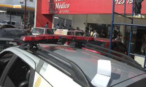 Policial militar é baleado em assalto a loja no Farol