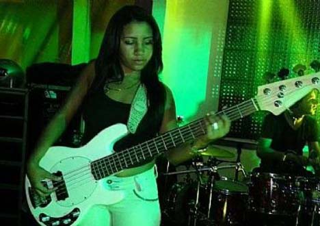 De baixista à presidiária: artista é presa acusada de comandar quadrilha de roubo de veículos