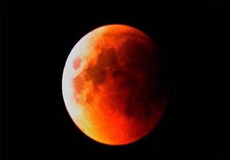 Lua vermelha poderá ser vista em todo o País durante eclipse nesta madrugada