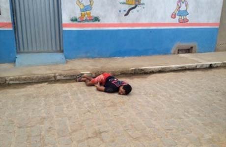 Menor é assassinado em frente a uma escola de ensino infantil, em Arapiraca