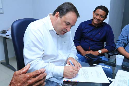 Luciano Barbosa assina ordem de serviço para construção escola indígena