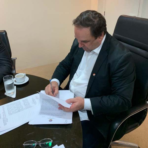 Barbosa encaminha à ALE projeto de lei que beneficia alunos com intercâmbio