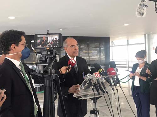 CFM diz a Bolsonaro que não recomenda hidroxicloroquina, mas libera receita em 3 casos