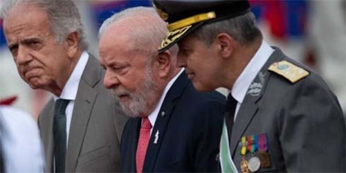 Ao lado de Lula, chefe do Exército se queixa de restrição no orçamento