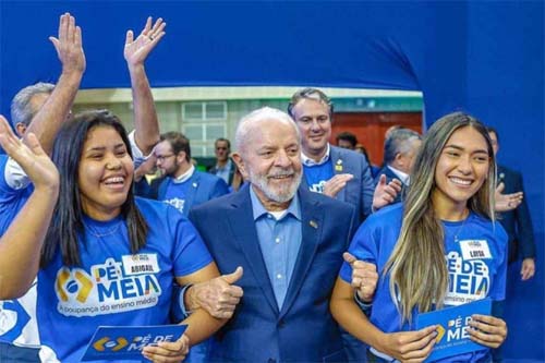 Lula anuncia expansão do Pé-de-Meia; alunos da EJA estão inclusos