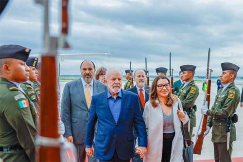 Lula chega ao México para posse de Sheinbaum e tenta discutir Venezuela