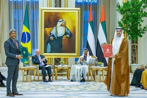 Lula é recebido pelo xeique nos Emirados Árabes e negocia acordos comerciais