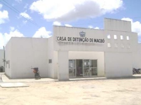 Revista flagra aparelhos celulares em marmitas no Cadeião