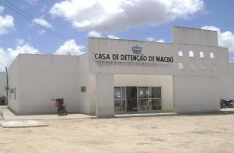 Presos iniciam tumulto no Cadeião e agentes usam armas não letais