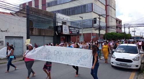 Familiares de presos protestam fechando vias em Maceió contra suspensão de visitas