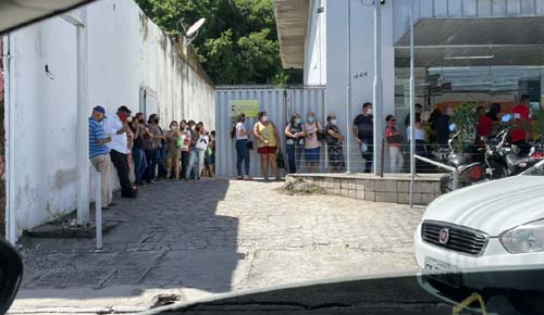 Bancos registram longas filas e aglomeração no Centro de Maceió nesta terça