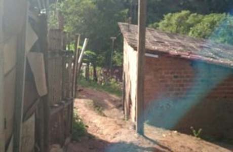 Jovem é morto a tiros na frente de dois filhos