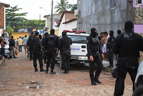 Guarnição da PM é recebida a tiros por cerca de 15 bandidos na Grota da Paz