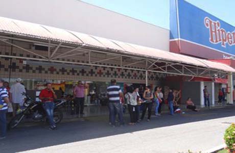 Hipermercado volta a funcionar em Maceió após acordo com a Sempma