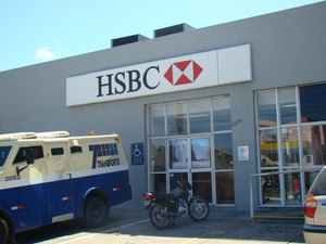Bando assalta banco e rouba armas de vigilantes
