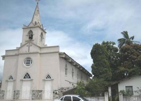Homens invadem igreja, quebram imagens e agridem padre no Tabuleiro