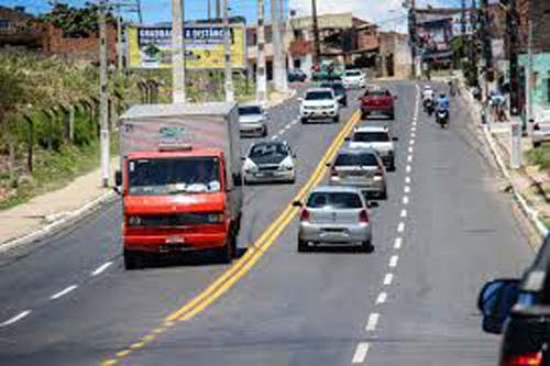 Homem fica ferido após colisão entre veículos no Ladeirão do Óleo