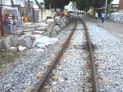 Distraído com fones de ouvido, ambulante é atropelado por trem