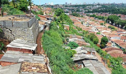 Risco de queda de muro deixa familias sem teto em Maceió