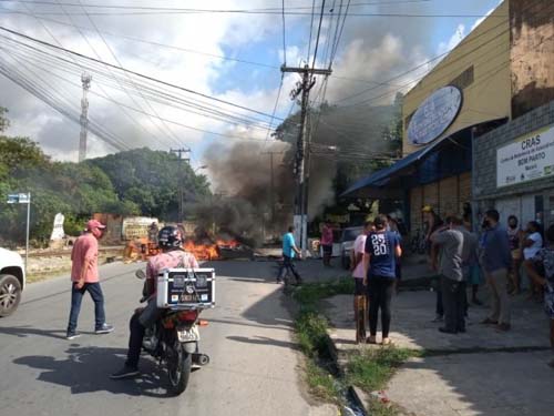 PROTESTO CONTRA BRASKEM: Moradores bloqueiam avenida no Mutange, em Maceió