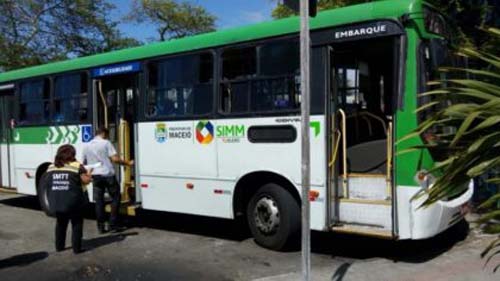 Ônibus são removidos em Maceió pela Operação Coletivo Seguro